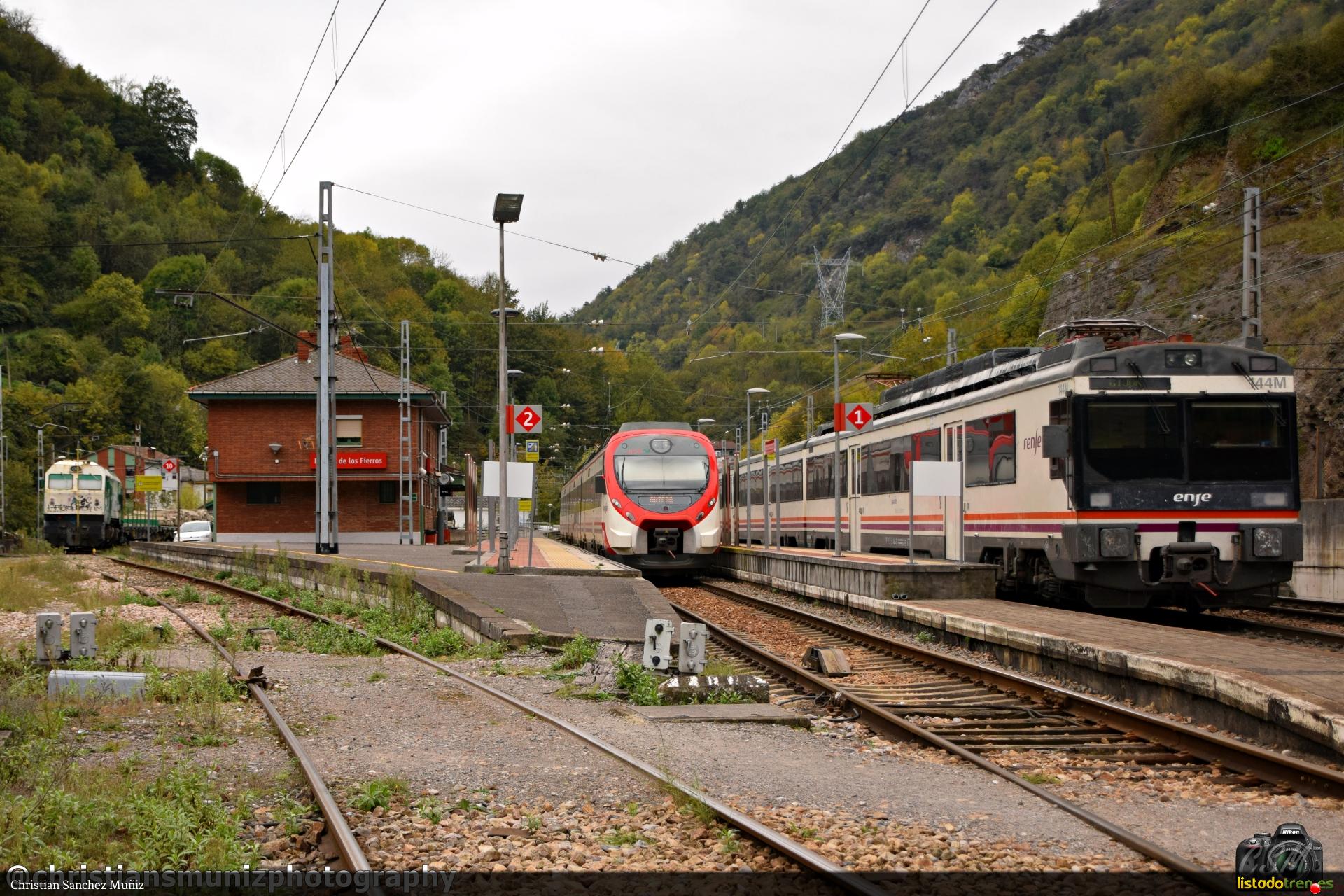 440-144-4 junto a un civia y la 319.243 Puente de 