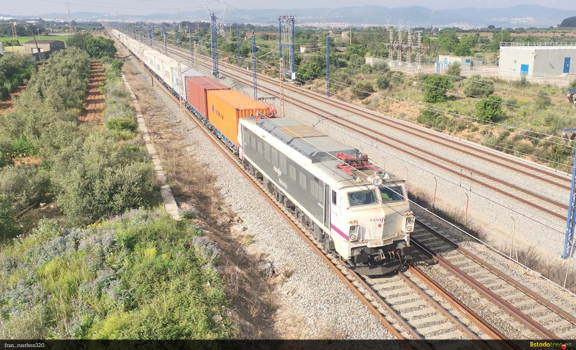 251.020 subiendo por el punte de la Gornal.