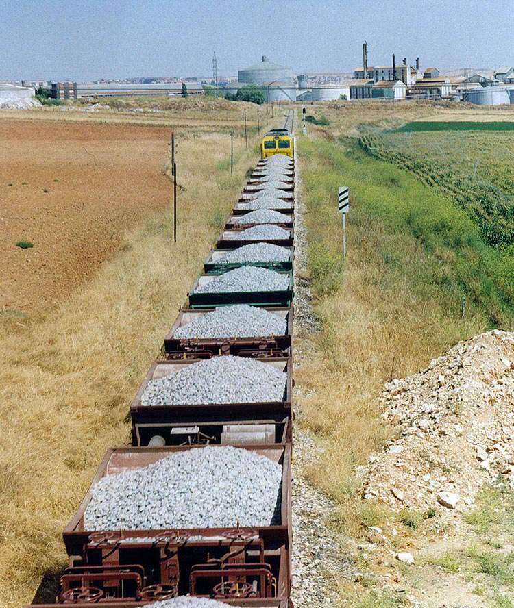 La entrada de la ruta de la plata a Salamanca desde el Sur, la vieja azucarera, y uno de los últimos balasteros que circularon entre Salamanca y Guijuelo en 1998... una imagen ya imposible.